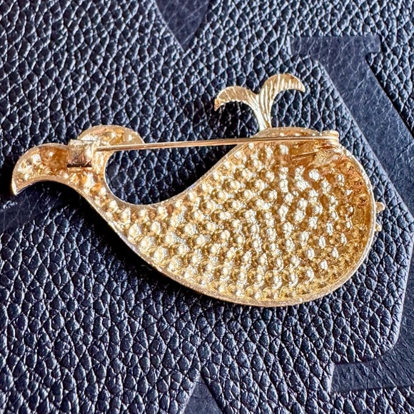 New Dark & Light Blue Faceted Crystal Whale Gold Tone Pin Brooch - 2.25” - Picture 5 of 5